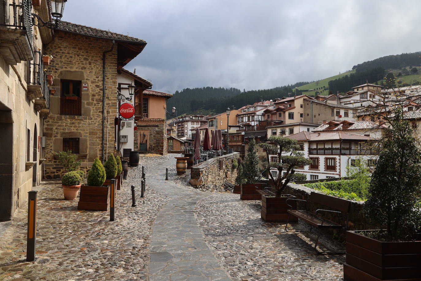 Todo cerrado. Aspecto que ofrece uno de los rincones más turísticos de Potes.