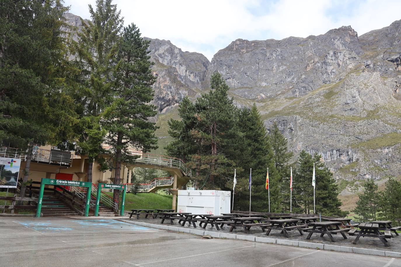 Aparcamiento de la estación inferior del teleférico de Fuente Dé.