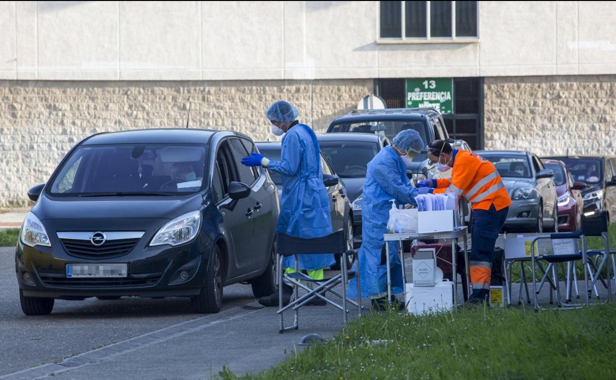 Recogida de muestras para realizar las pruebas PCR en el puesto de triaje instalado en la Facultad de Medicina entre personal sanitario y colectivos esenciales. 