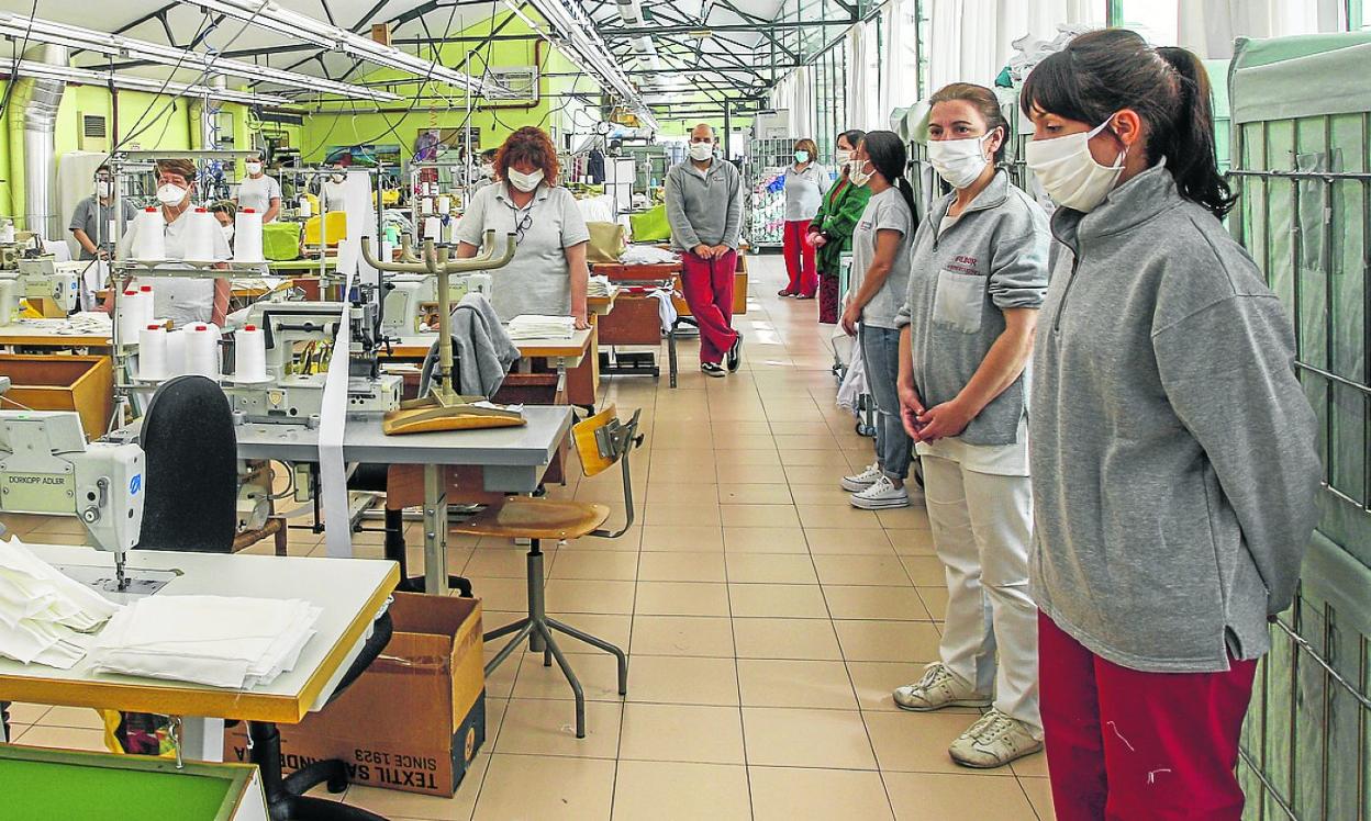 Trabajadores de Amica durante el minuto de silencio en las instalaciones de Torrelavega.