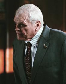 Imagen secundaria 2 - Brian Dennehy y Bryan Brown en 'FX2: Ilusiones mortales'. El actor en una representación teatral de 'Deseo bajo los olmos', de Eugene O'Neill, y en la película 'Asesinato justo'.