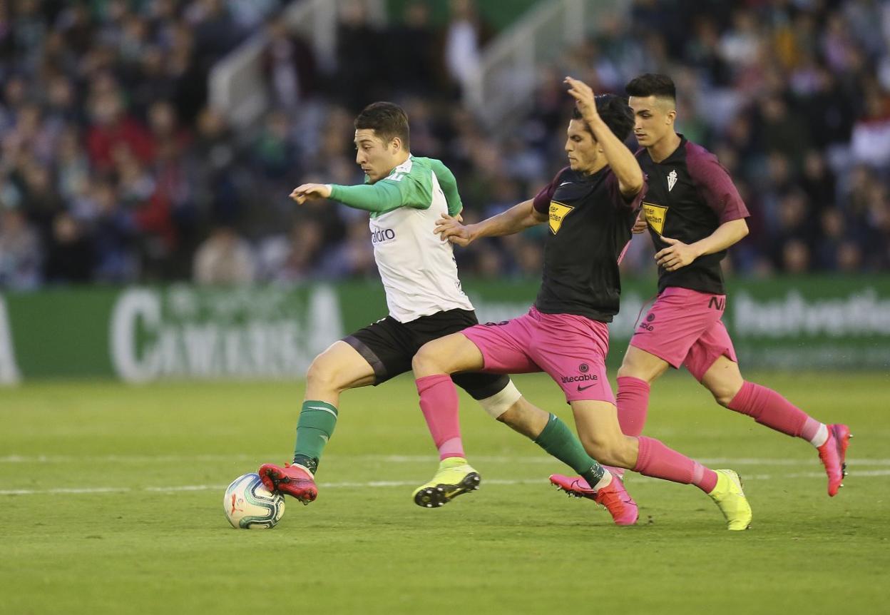 Enzo Lombardo conduce el balón en el partido frente al Sporting.