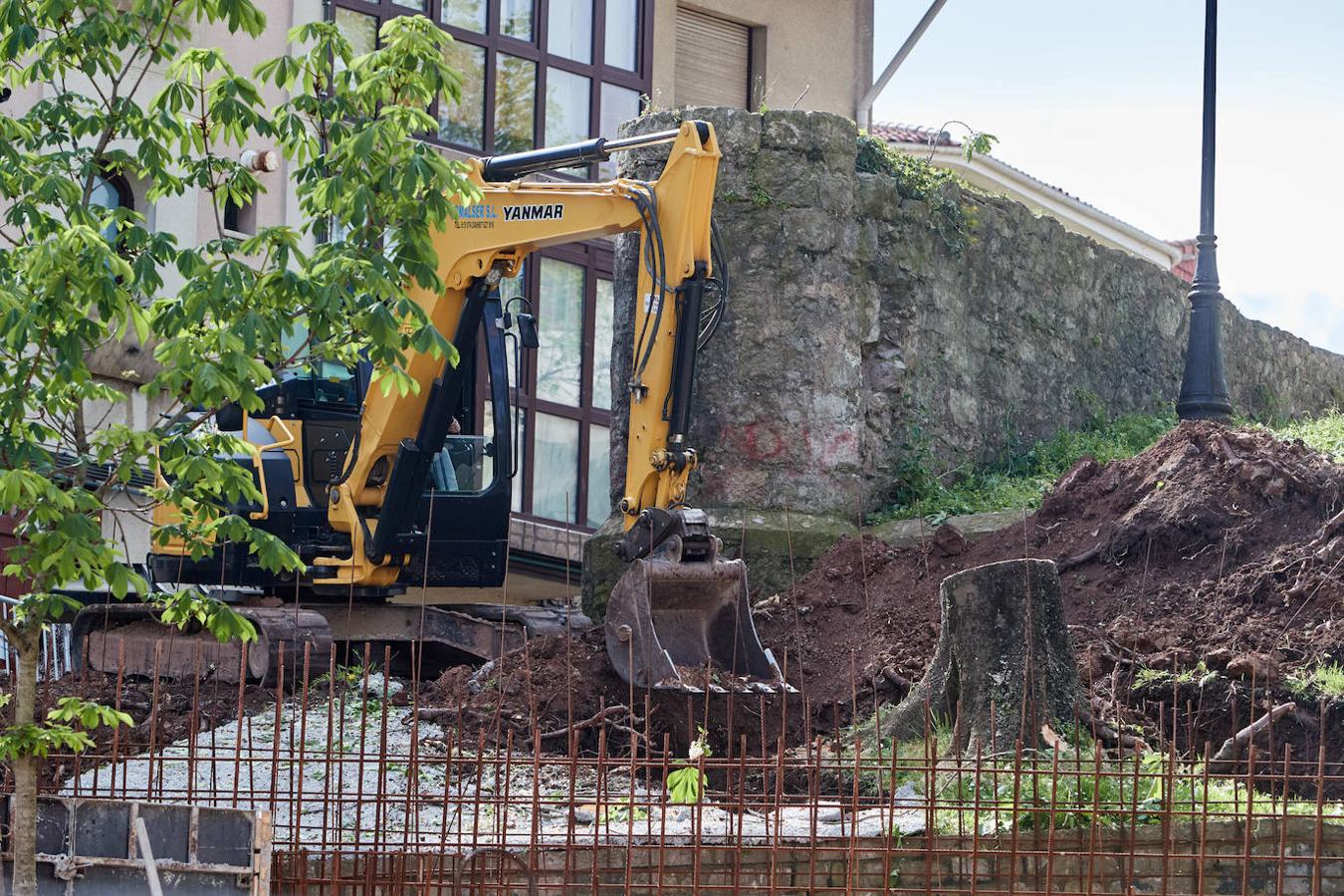 El desarrollo de los trabajos para la conexión peatonal entre Jesús de Monasterio y la calle Alta han obligado a talar varios árboles en el parque Juan José Ruano, situado encima del túnel del Pasaje de Peña, actuación que ha sido criticada por los vecinos.