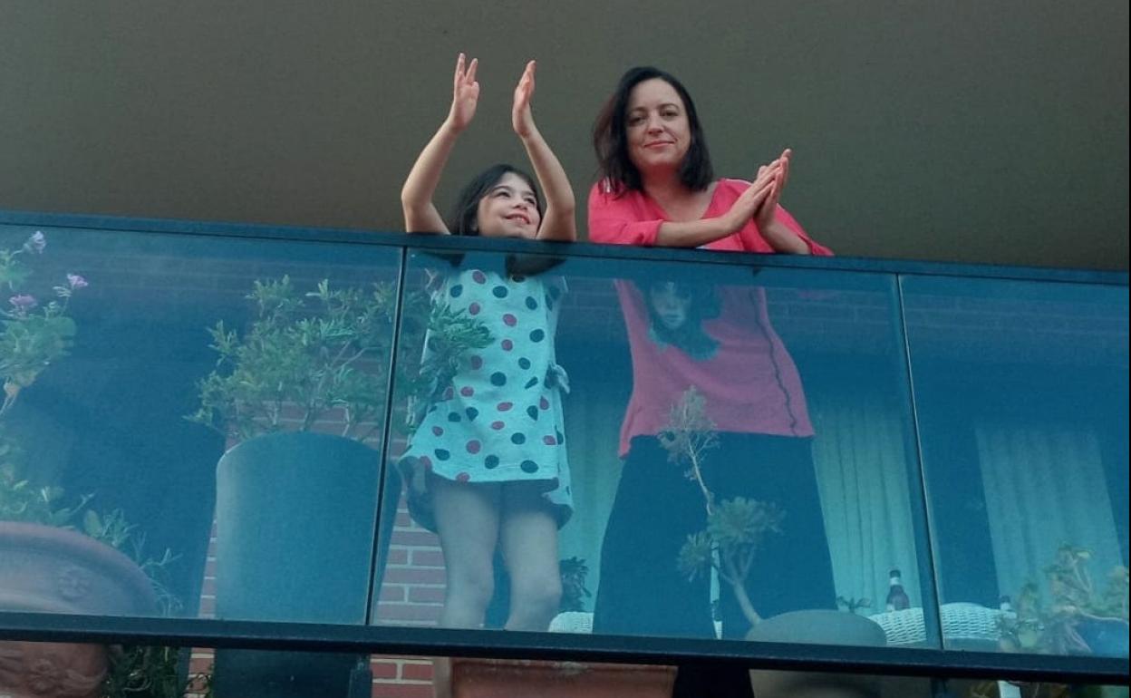 La redactora Mariña Álvarez, con su hija Mariña, en la terraza de su casa.