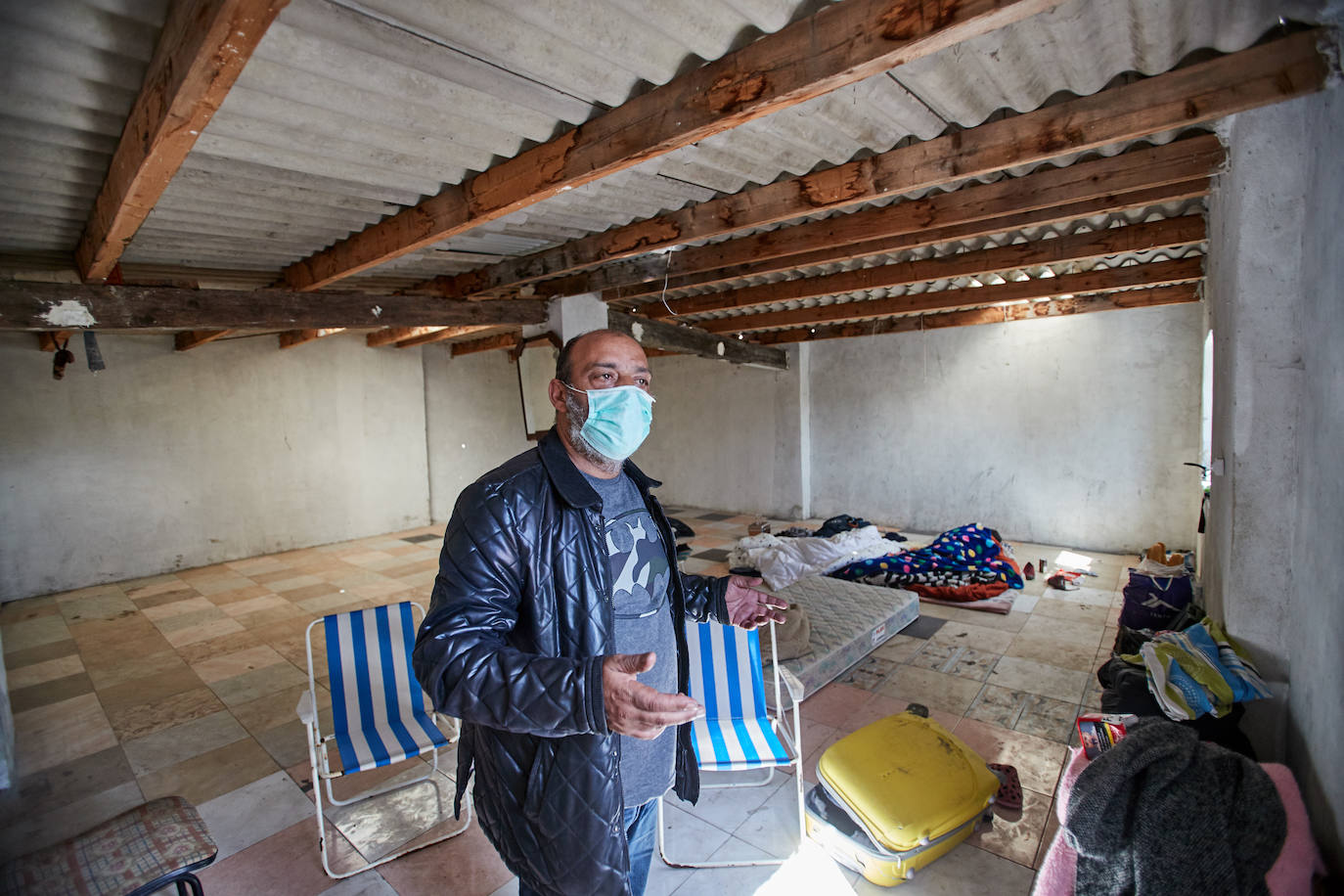 La familia, de seis miembros, perdió su casa tras un incendio y ahora se encuentran en la calle con un vehículo como único resguardo