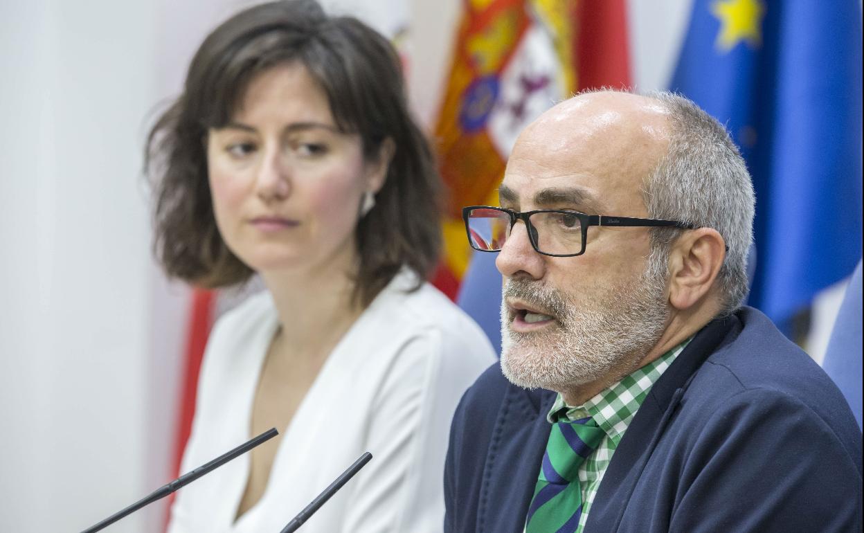 El consejero de Sanidad de Cantabria, ayer en el Parlamento.