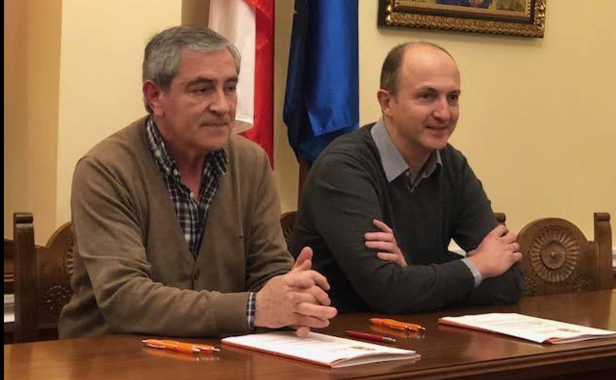 Luis Marina, a la derecha, junto al alcalde de Suances, Andrés Ruiz Moya, en una foto de archivo.