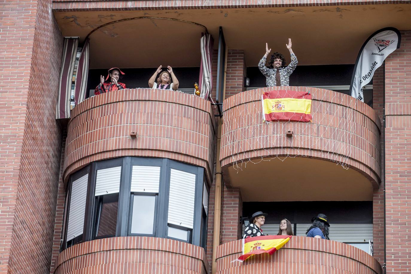 Los vecinos de esta calle de Santander salenan a los balcones cada sábado ataviados con máscaras y pelucas, y tras el aplauso siguen la juerga varias horas con música y bailes 