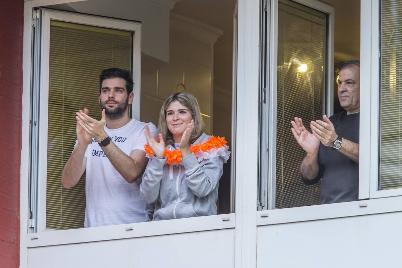 Los vecinos de esta calle de Santander salenan a los balcones cada sábado ataviados con máscaras y pelucas, y tras el aplauso siguen la juerga varias horas con música y bailes 