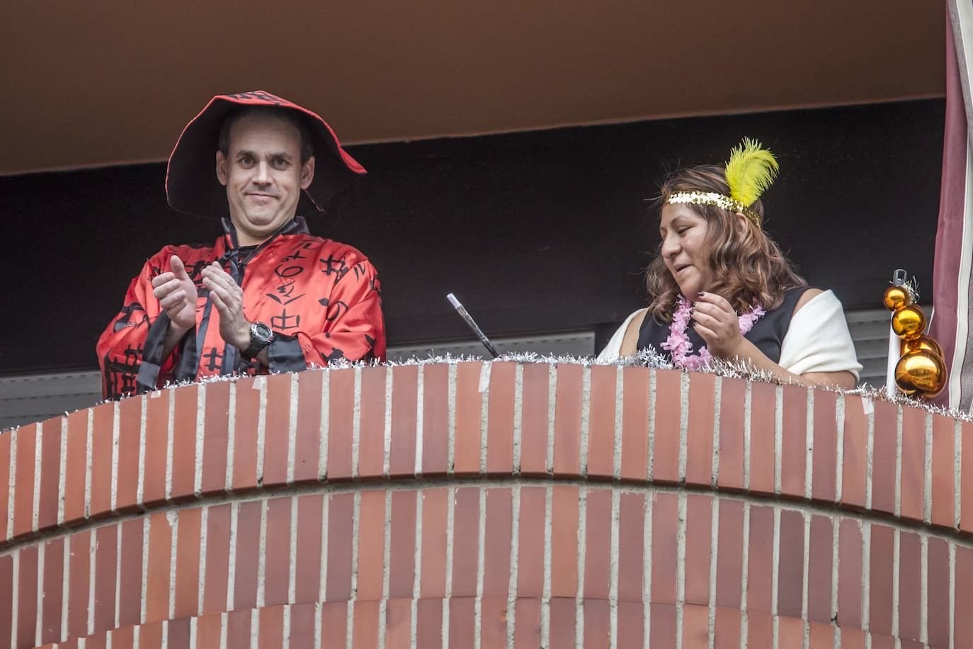 Los vecinos de esta calle de Santander salenan a los balcones cada sábado ataviados con máscaras y pelucas, y tras el aplauso siguen la juerga varias horas con música y bailes 