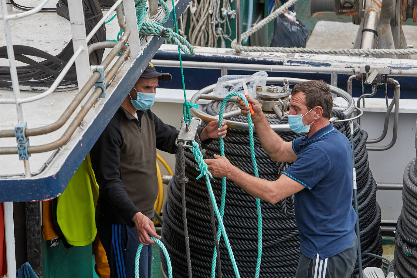 La flota pesquera de Cantabria vuelve este lunes a la mar para iniciar la costera. Los barcos de cerco se vieron obligados a amarrar en puerto hace tres semanas y retoman la actividad con fuertes medidas de seguridad. Ayer, domingo, prepararon todo el material para salir hoy temprano.