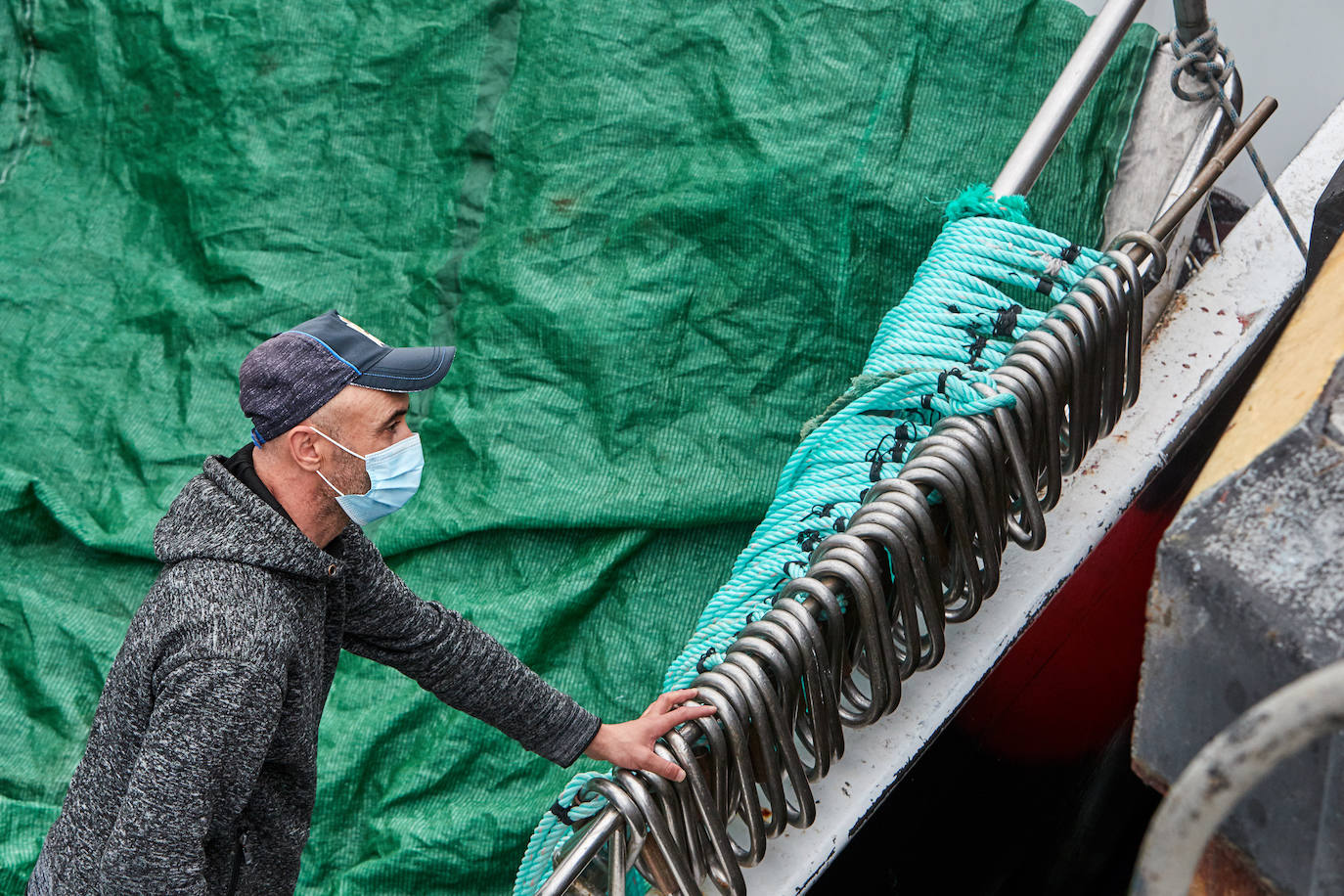 La flota pesquera de Cantabria vuelve este lunes a la mar para iniciar la costera. Los barcos de cerco se vieron obligados a amarrar en puerto hace tres semanas y retoman la actividad con fuertes medidas de seguridad. Ayer, domingo, prepararon todo el material para salir hoy temprano.