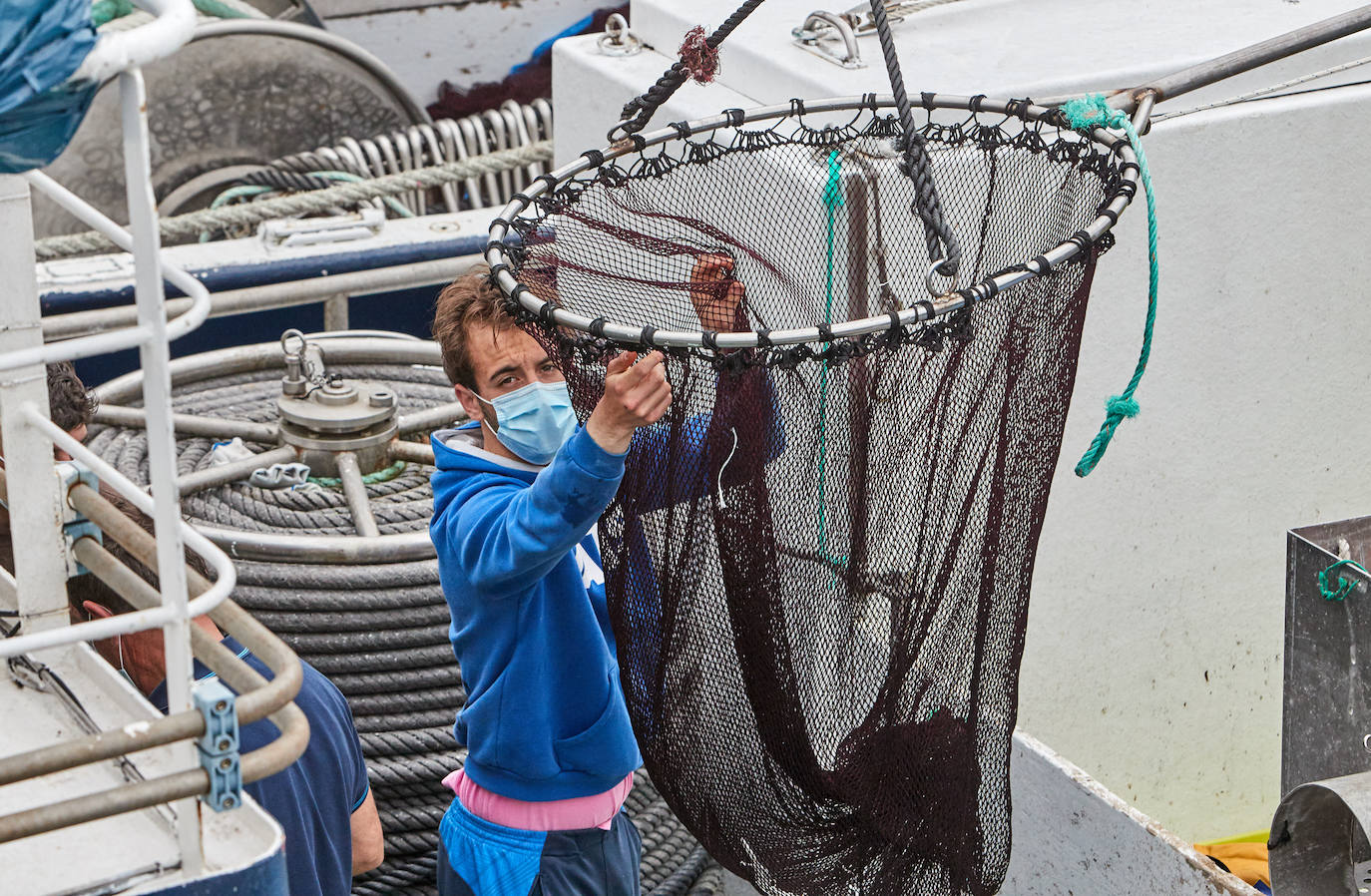 La flota pesquera de Cantabria vuelve este lunes a la mar para iniciar la costera. Los barcos de cerco se vieron obligados a amarrar en puerto hace tres semanas y retoman la actividad con fuertes medidas de seguridad. Ayer, domingo, prepararon todo el material para salir hoy temprano.