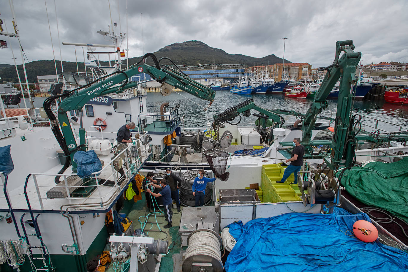 La flota pesquera de Cantabria vuelve este lunes a la mar para iniciar la costera. Los barcos de cerco se vieron obligados a amarrar en puerto hace tres semanas y retoman la actividad con fuertes medidas de seguridad. Ayer, domingo, prepararon todo el material para salir hoy temprano.