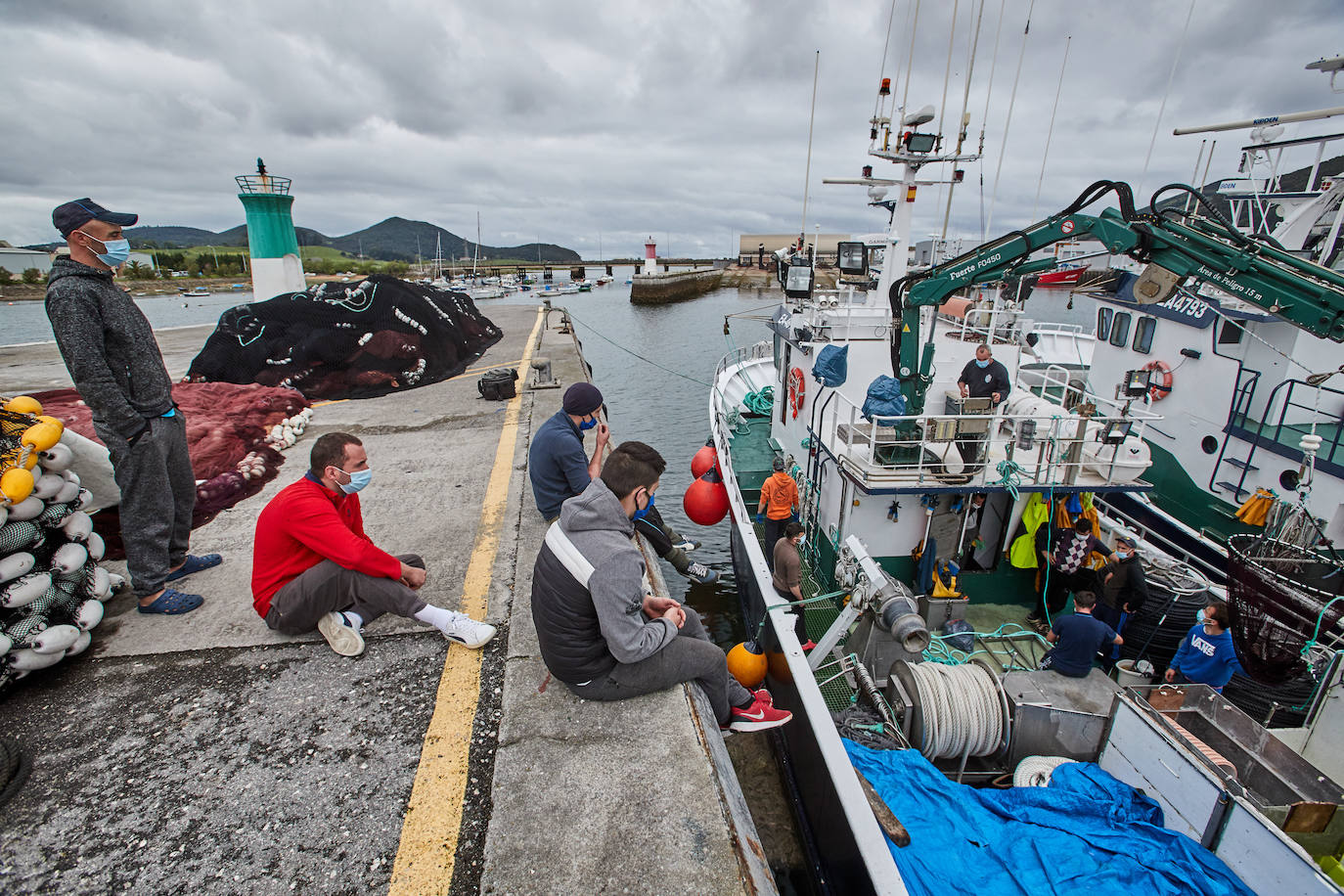 La flota pesquera de Cantabria vuelve este lunes a la mar para iniciar la costera. Los barcos de cerco se vieron obligados a amarrar en puerto hace tres semanas y retoman la actividad con fuertes medidas de seguridad. Ayer, domingo, prepararon todo el material para salir hoy temprano.