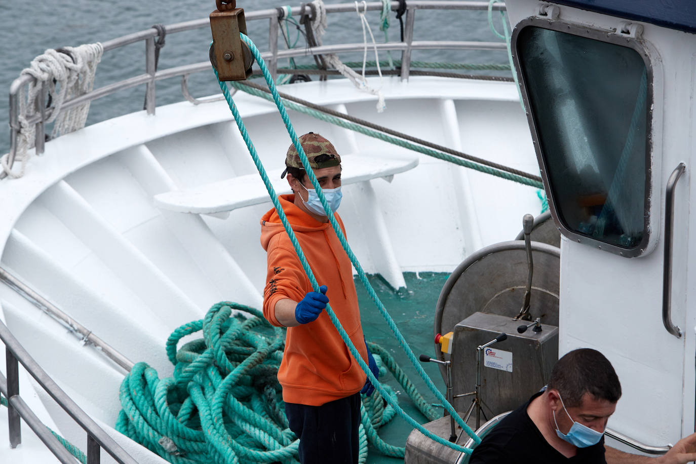 La flota pesquera de Cantabria vuelve este lunes a la mar para iniciar la costera. Los barcos de cerco se vieron obligados a amarrar en puerto hace tres semanas y retoman la actividad con fuertes medidas de seguridad. Ayer, domingo, prepararon todo el material para salir hoy temprano.