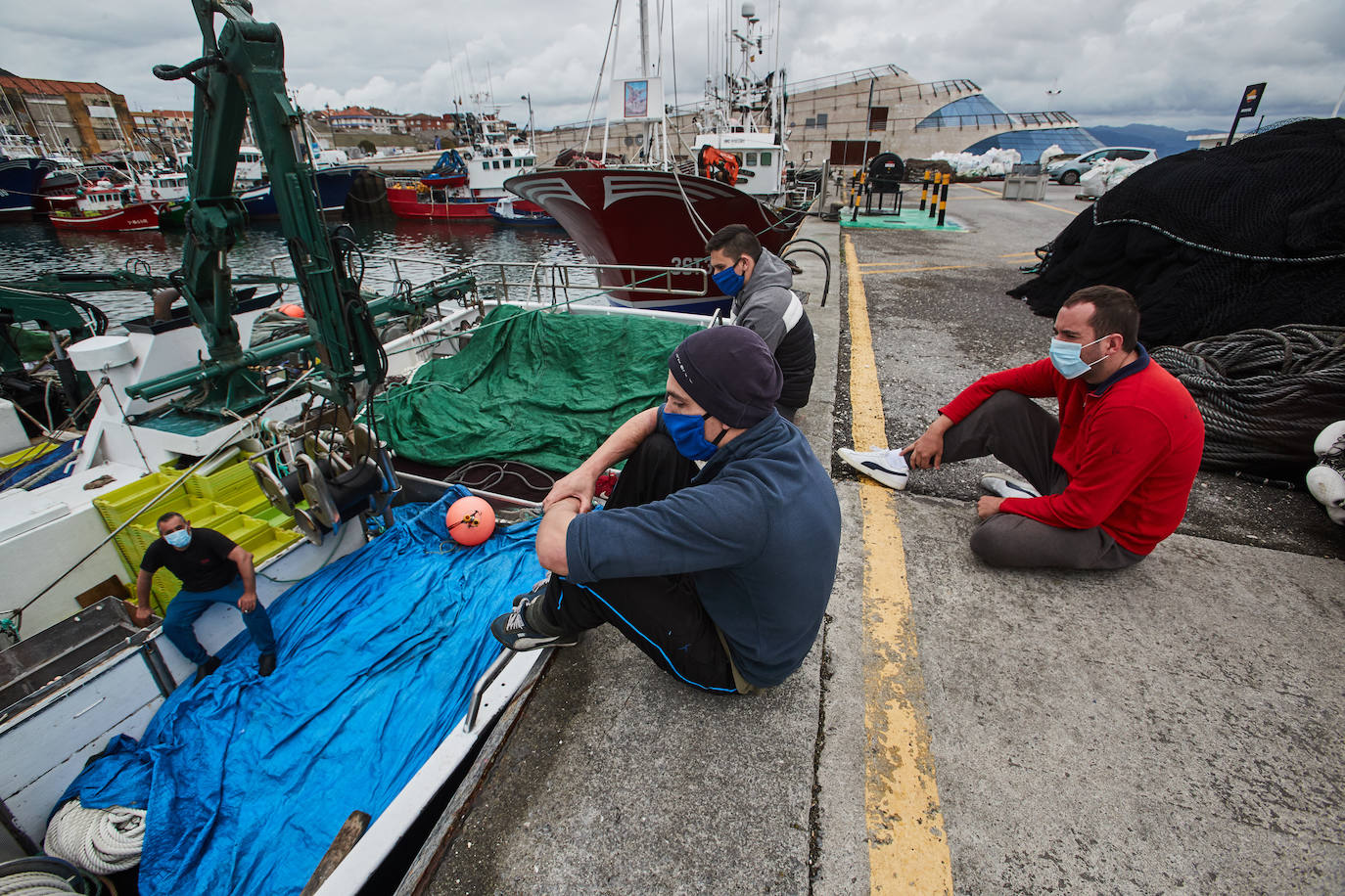 La flota pesquera de Cantabria vuelve este lunes a la mar para iniciar la costera. Los barcos de cerco se vieron obligados a amarrar en puerto hace tres semanas y retoman la actividad con fuertes medidas de seguridad. Ayer, domingo, prepararon todo el material para salir hoy temprano.