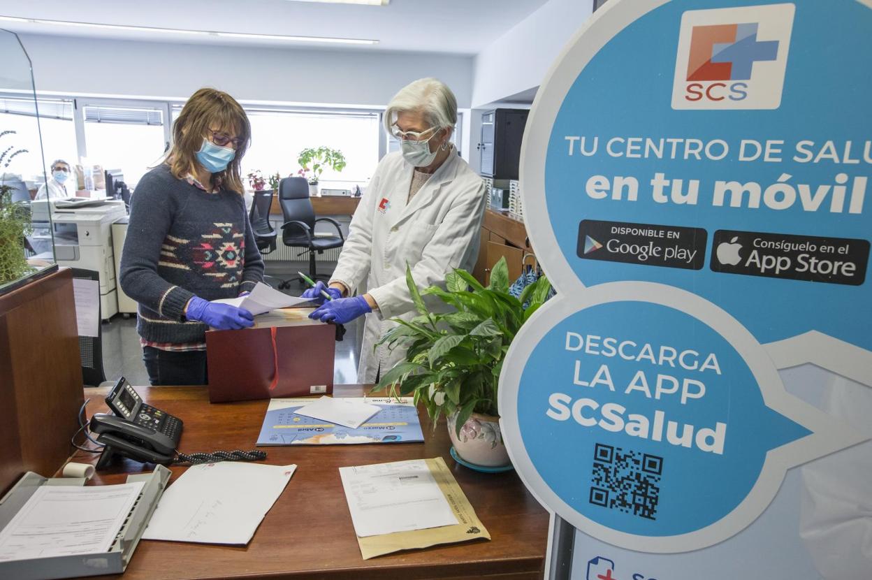 Empleadas del centro de salud Doctor Morante, en la calle General Dávila, de Santander, trabajan durante la crisis del coronavirus. 