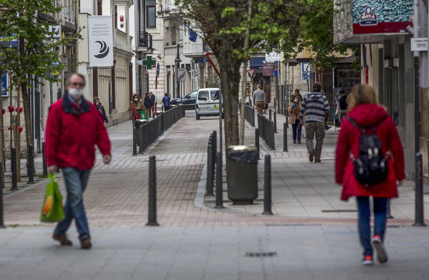 Un nuevo lunes en estado de alarma en un Santander con doble cara: actividad en las calles con supermercados, bancos y farmacias; quietud en paseos y avenidas.