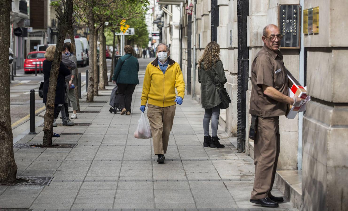 Un nuevo lunes en estado de alarma en un Santander con doble cara: actividad en las calles con supermercados, bancos y farmacias; quietud en paseos y avenidas.