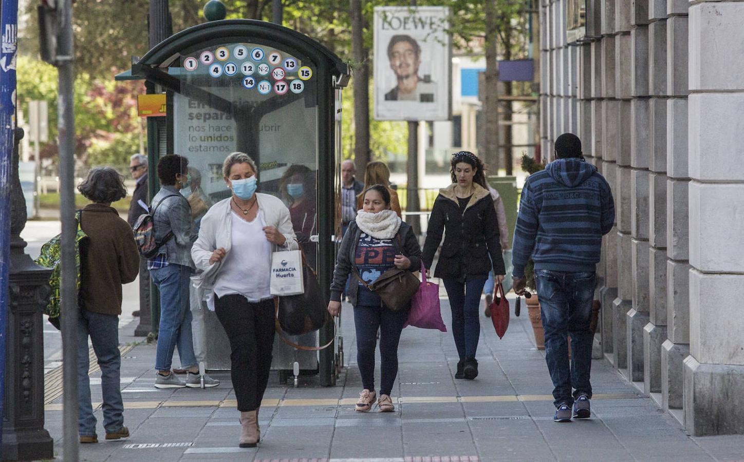 Un nuevo lunes en estado de alarma en un Santander con doble cara: actividad en las calles con supermercados, bancos y farmacias; quietud en paseos y avenidas.