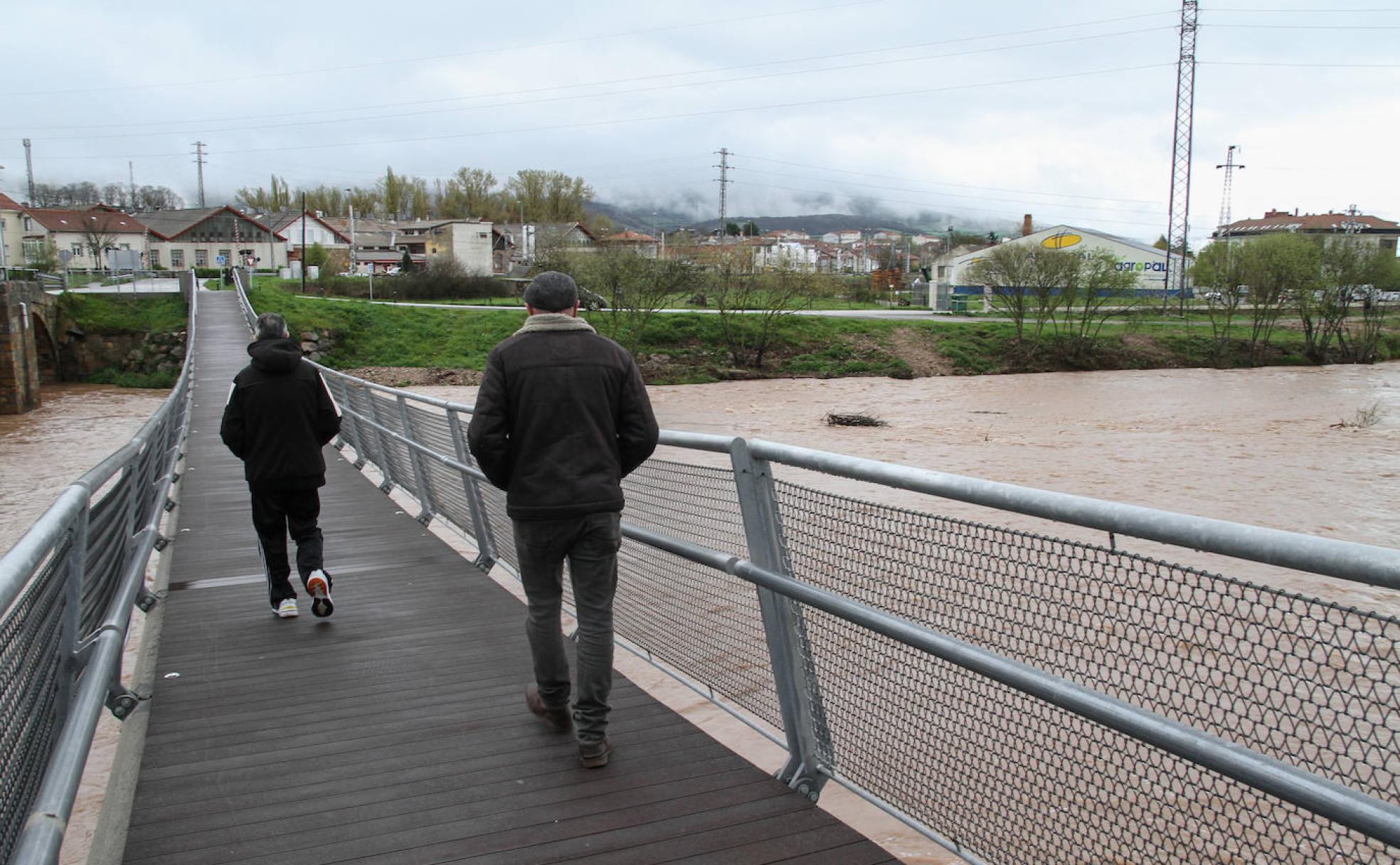 Los ríos. Así bajaba esta semana el Híjar, cuyo cauce ha sido limpiado, tras las últimas lluvias y tormentas. fotografías