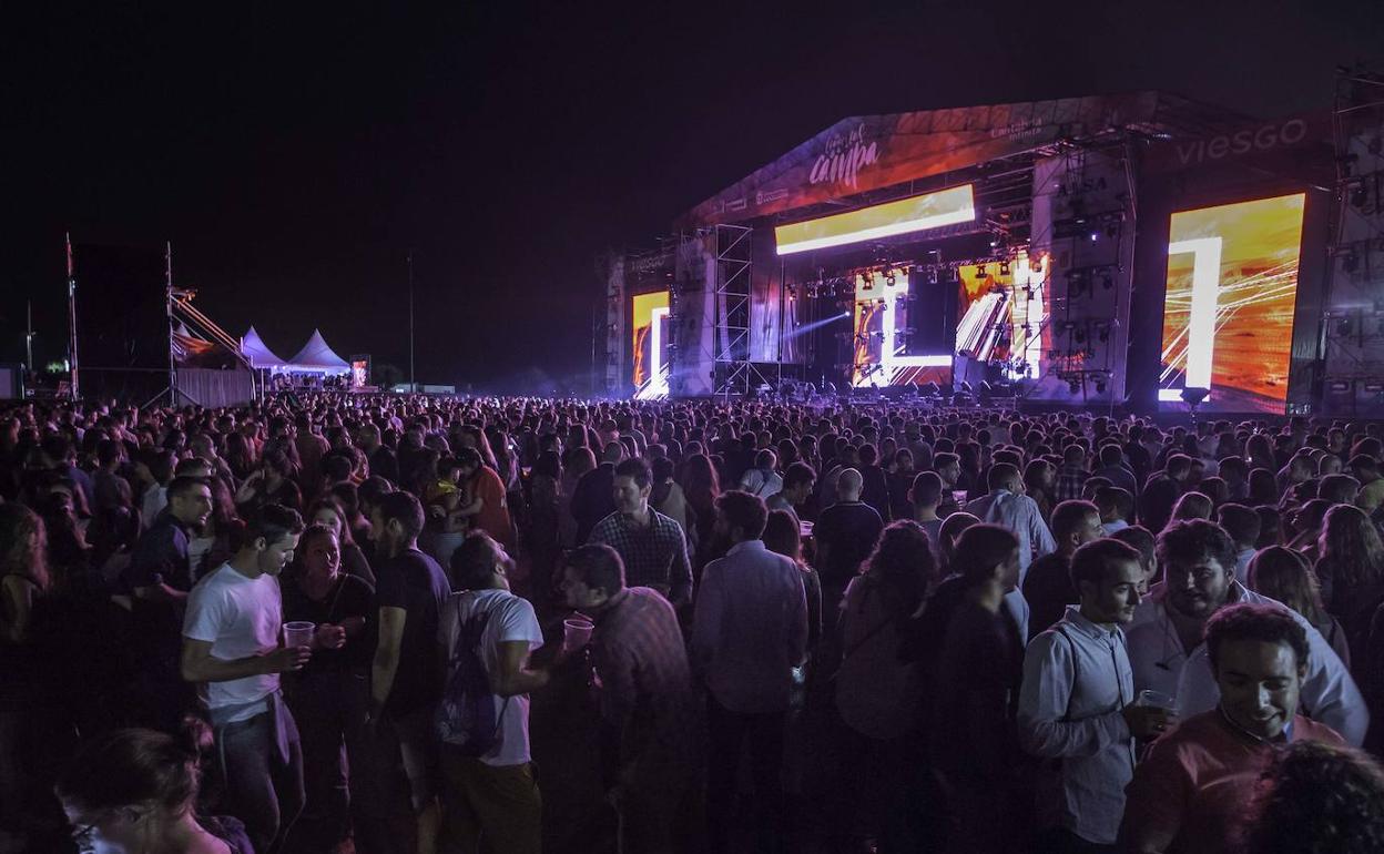 Asistentes al concierto esperando la aparición de Guetta que no se produciría