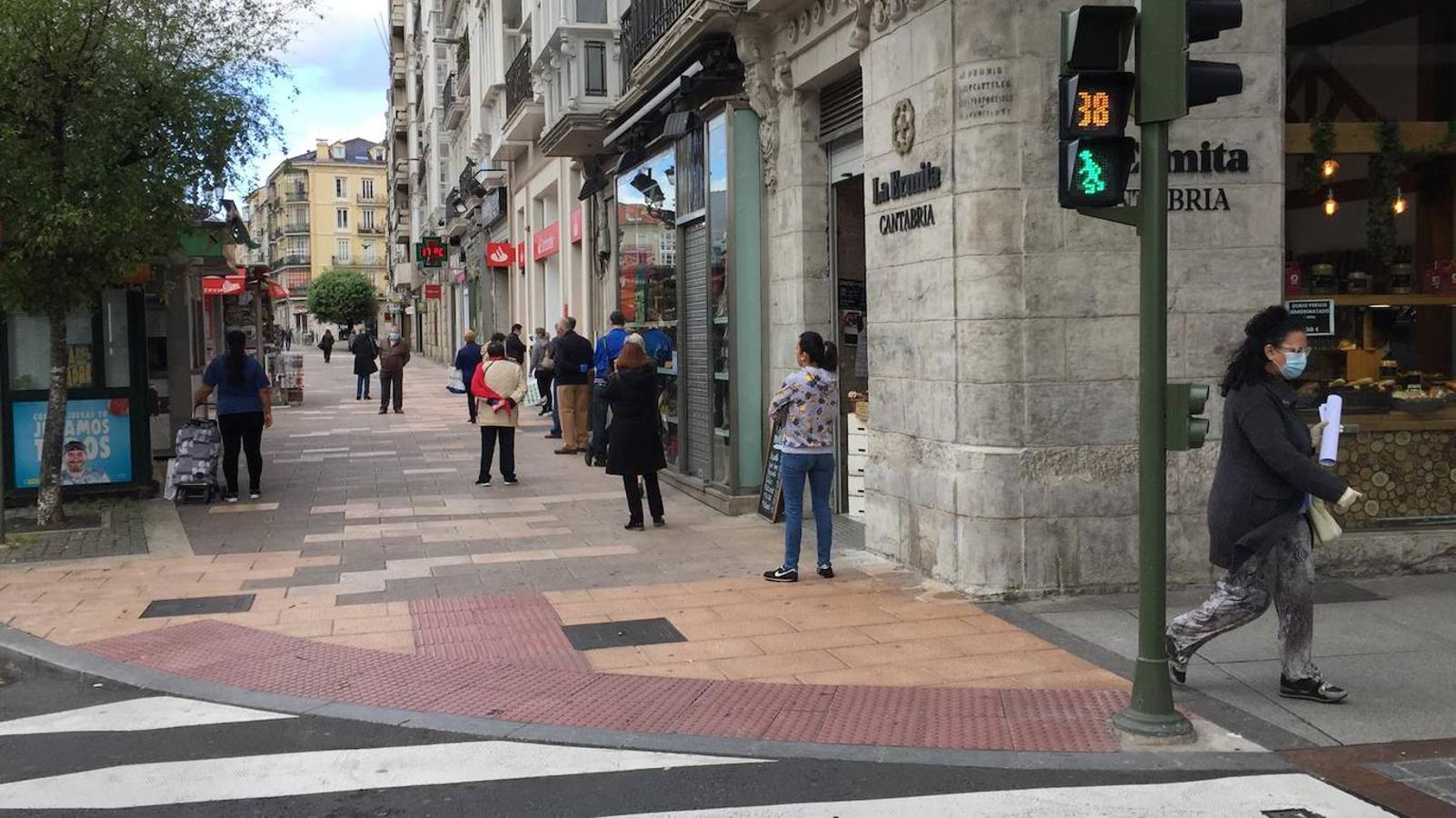 Un nuevo lunes en estado de alarma en un Santander con doble cara: actividad en las calles con supermercados, bancos y farmacias; quietud en paseos y avenidas.