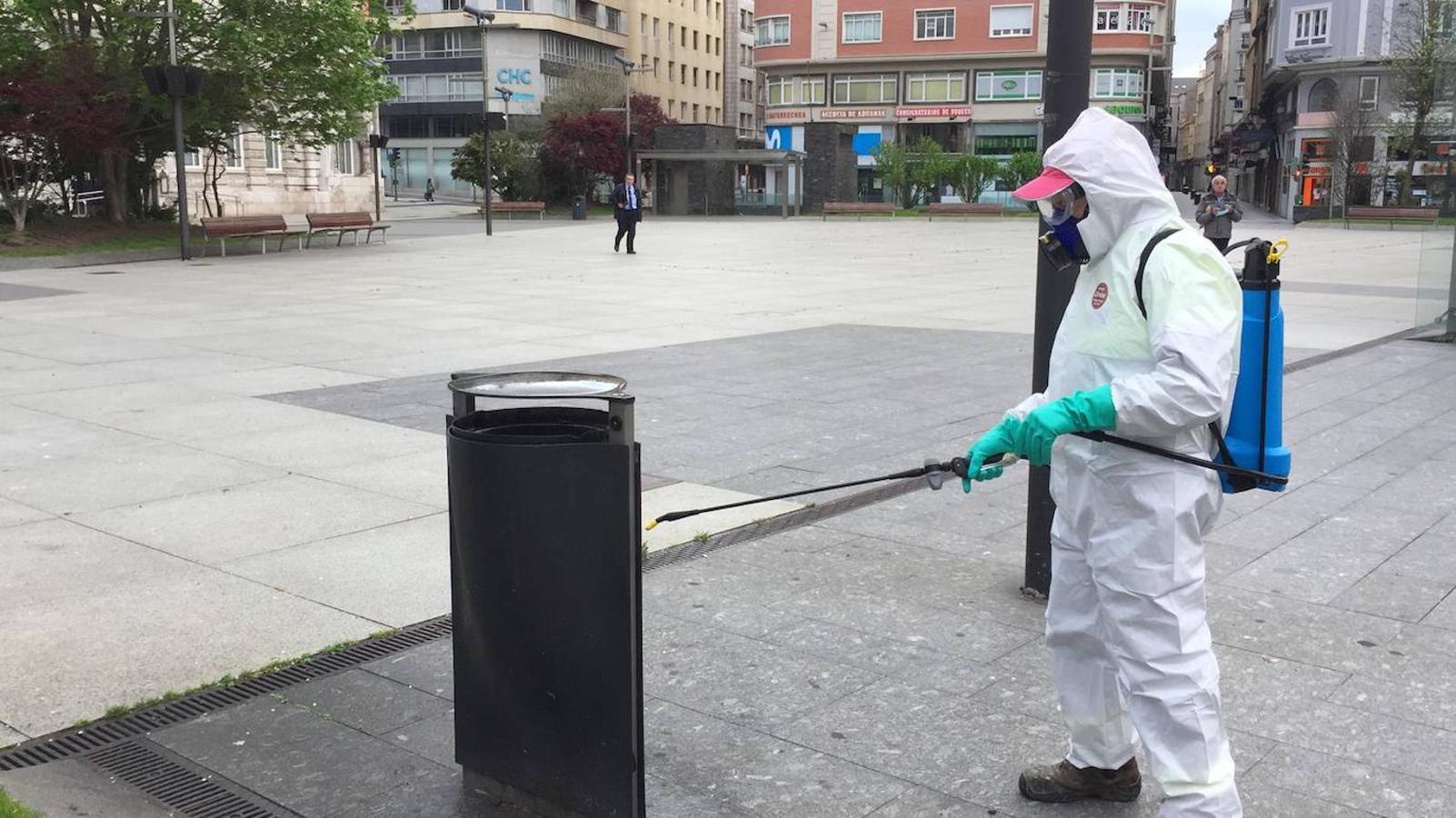 Un nuevo lunes en estado de alarma en un Santander con doble cara: actividad en las calles con supermercados, bancos y farmacias; quietud en paseos y avenidas.