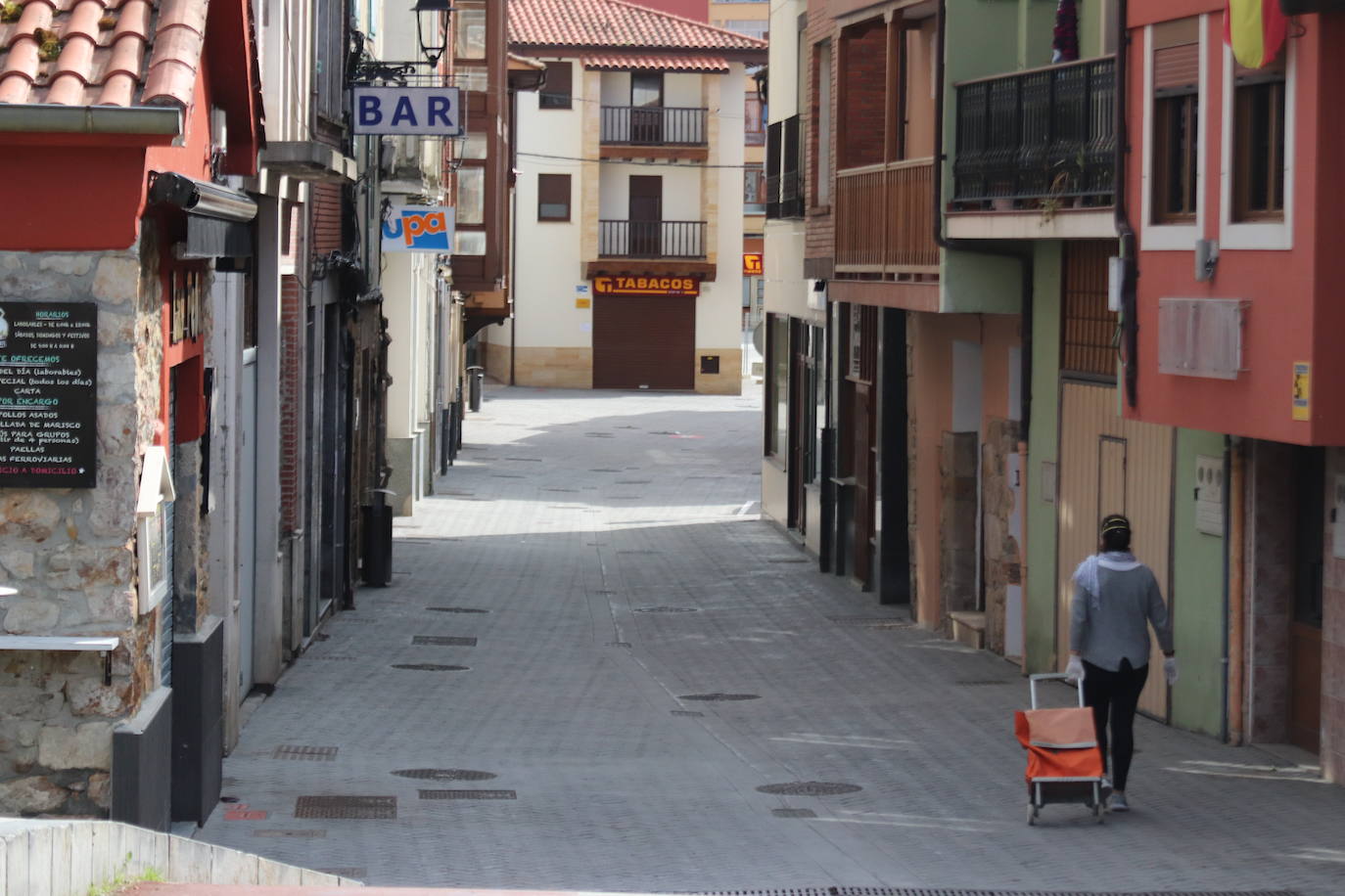 Con las recientes secuelas provocadas por una Semana Santa 'inexistente' que ha crucificado al sector servicios, los hosteleros y comerciantes de la comarca del Asón y, en concreto, de Laredo -un municipio costero de 11.000 habitantes que recibe cada verano a miles de turistas-, dibujan un panorama desolador.