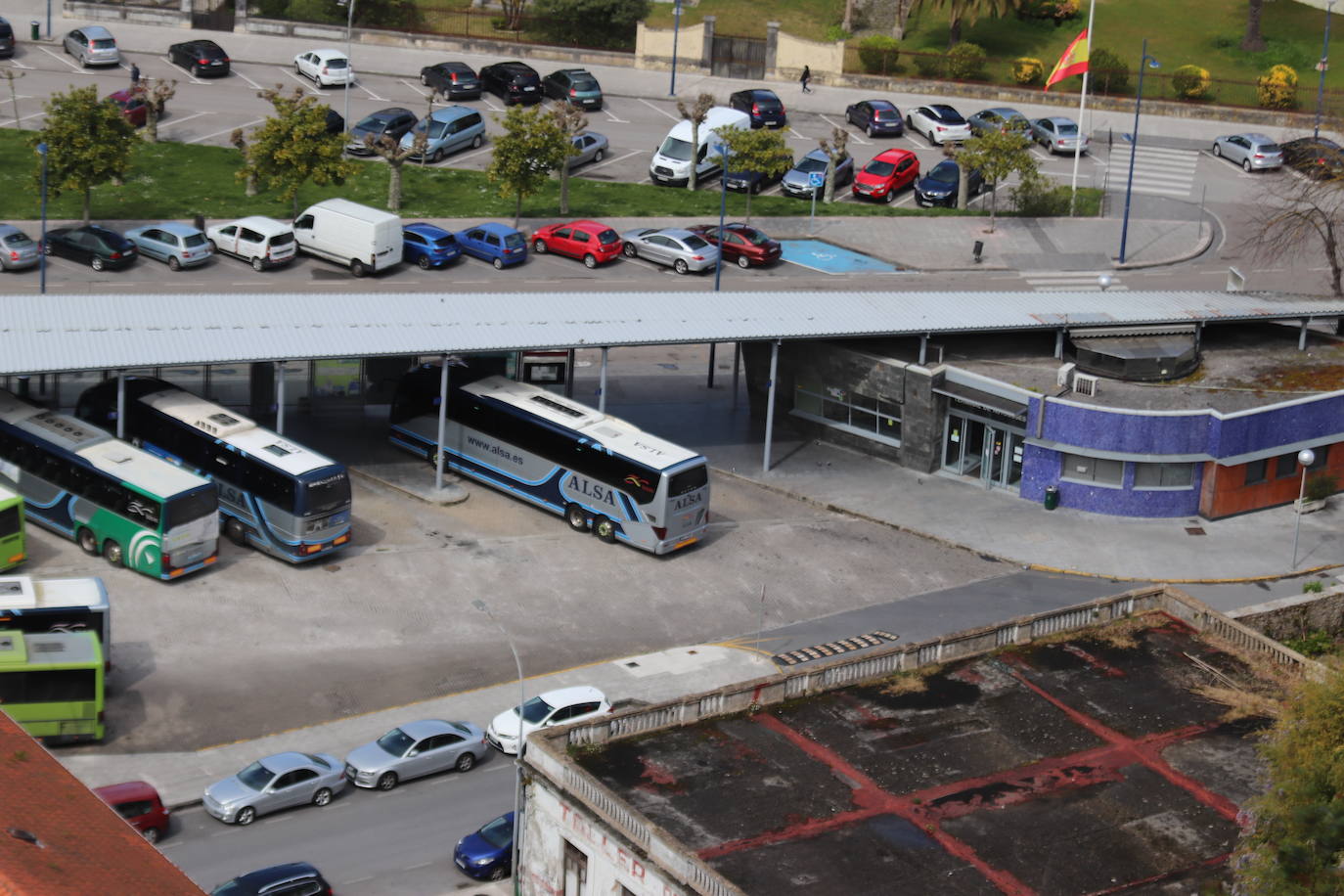 Con las recientes secuelas provocadas por una Semana Santa 'inexistente' que ha crucificado al sector servicios, los hosteleros y comerciantes de la comarca del Asón y, en concreto, de Laredo -un municipio costero de 11.000 habitantes que recibe cada verano a miles de turistas-, dibujan un panorama desolador.