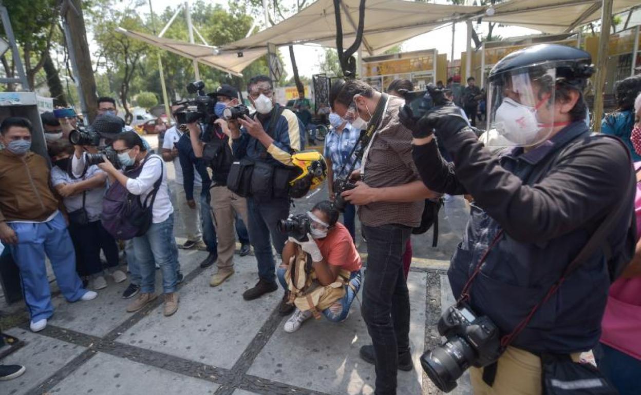 Periodistas cubren una protesta sanitaria en Ciudad de México. 