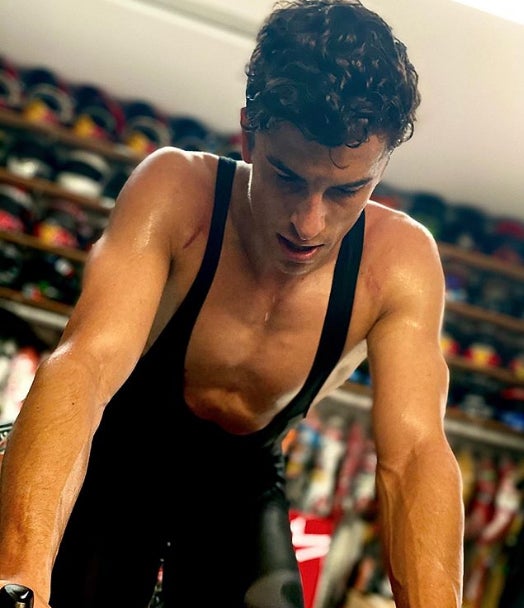 Marc Márquez entrenando en su casa.