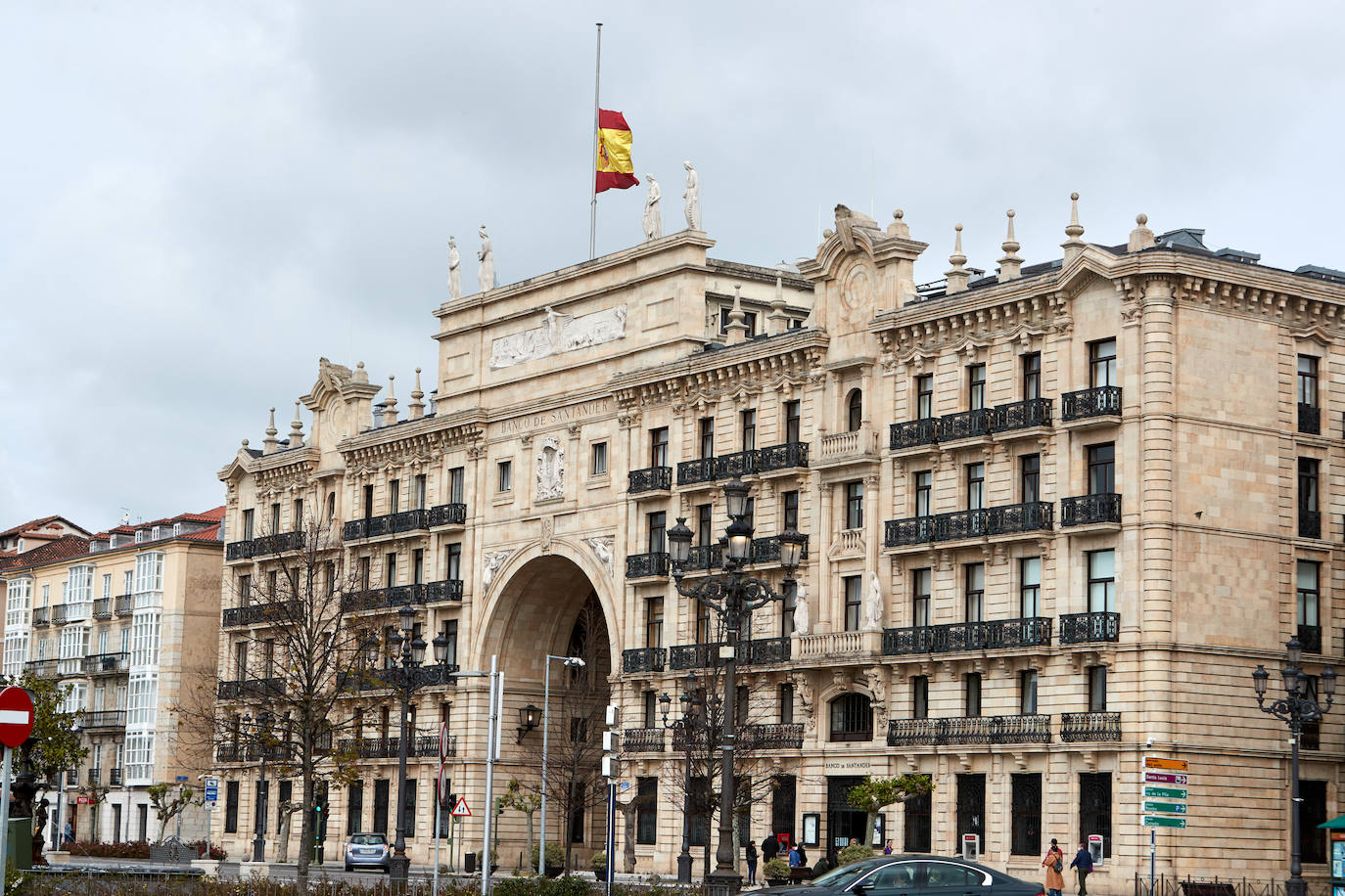 Las banderas ondearán a media asta en todos los edificios oficiales hasta que finalice el estado de alarma vigente. Hoy se veían ya en el Ayuntamiento, el Parlamento regional, el Gobierno, la sede de Educación o el Racing, entre otros