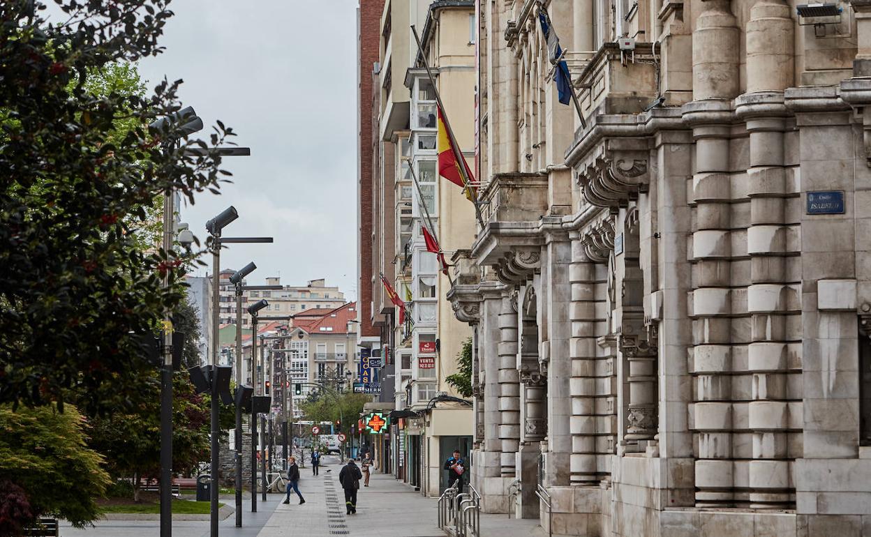 El Ayuntamiento de Santander, con las banderas a media asta por el luto decretado en Cantabria.