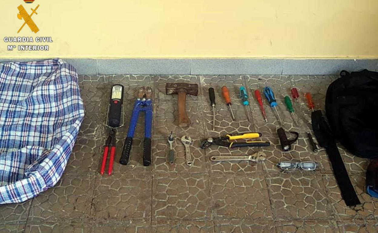 Herramientas incautadas al detenido.