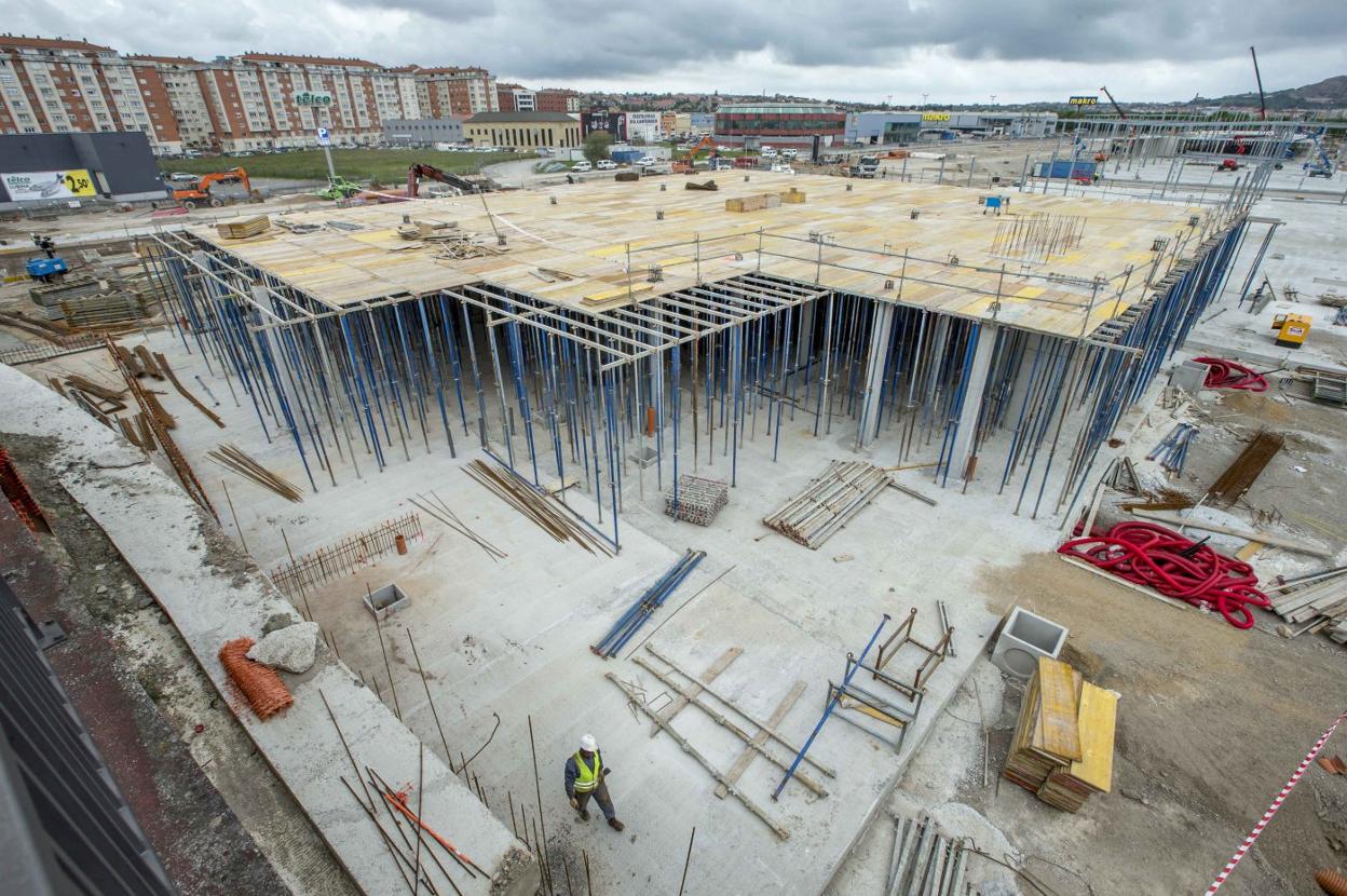 Las estructuras de los edificios ya son visibles en el solar en el que se ubicará el centro comercial. roberto ruiz
