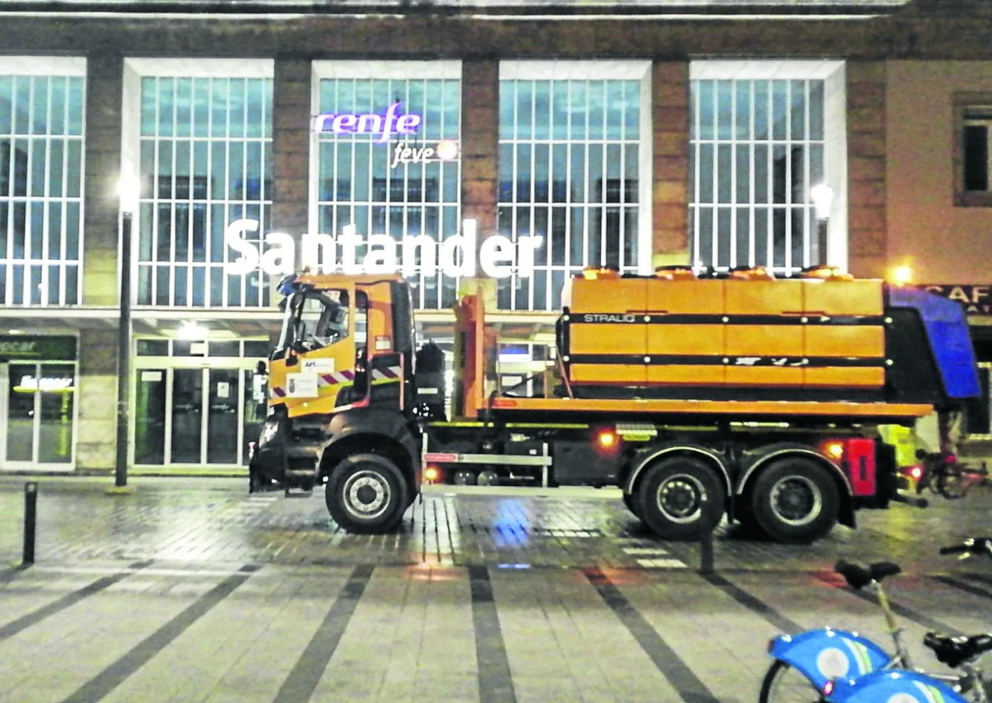 Tareas de desinfección nocturna con uno de los camiones en la estación de ferrocarril de Santander. 