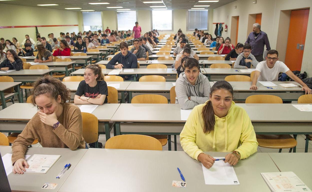 Imagen de un aula de la Facultad de Económicas con los alumnos que se presentaron el año pasado a la EBAU, antes de iniciar el examen de Lengua y Literatura.