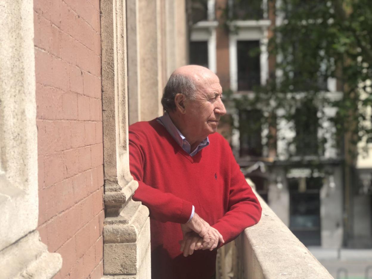 José María Pérez, Peridis, observa Madrid desde el balcón de su casa al tiempo que se recupera del coronavirus. 