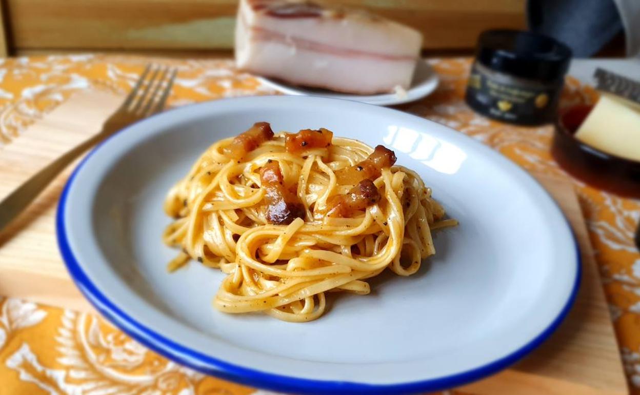 Tagliatelle carbonara con panceta curada, manchego y pesto trufado. 