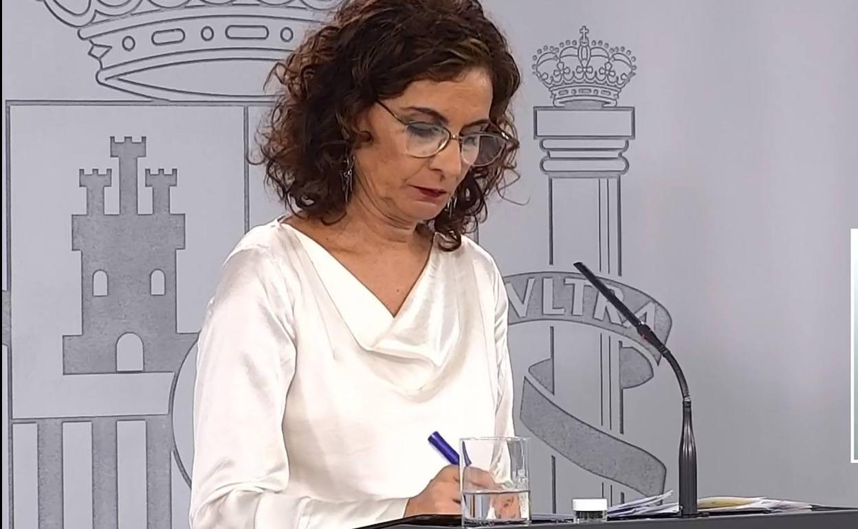 La ministra de Hacienda, María Jesús Montero, durante la rueda de prensa tras el Consejo de Ministros celebrado este viernes.