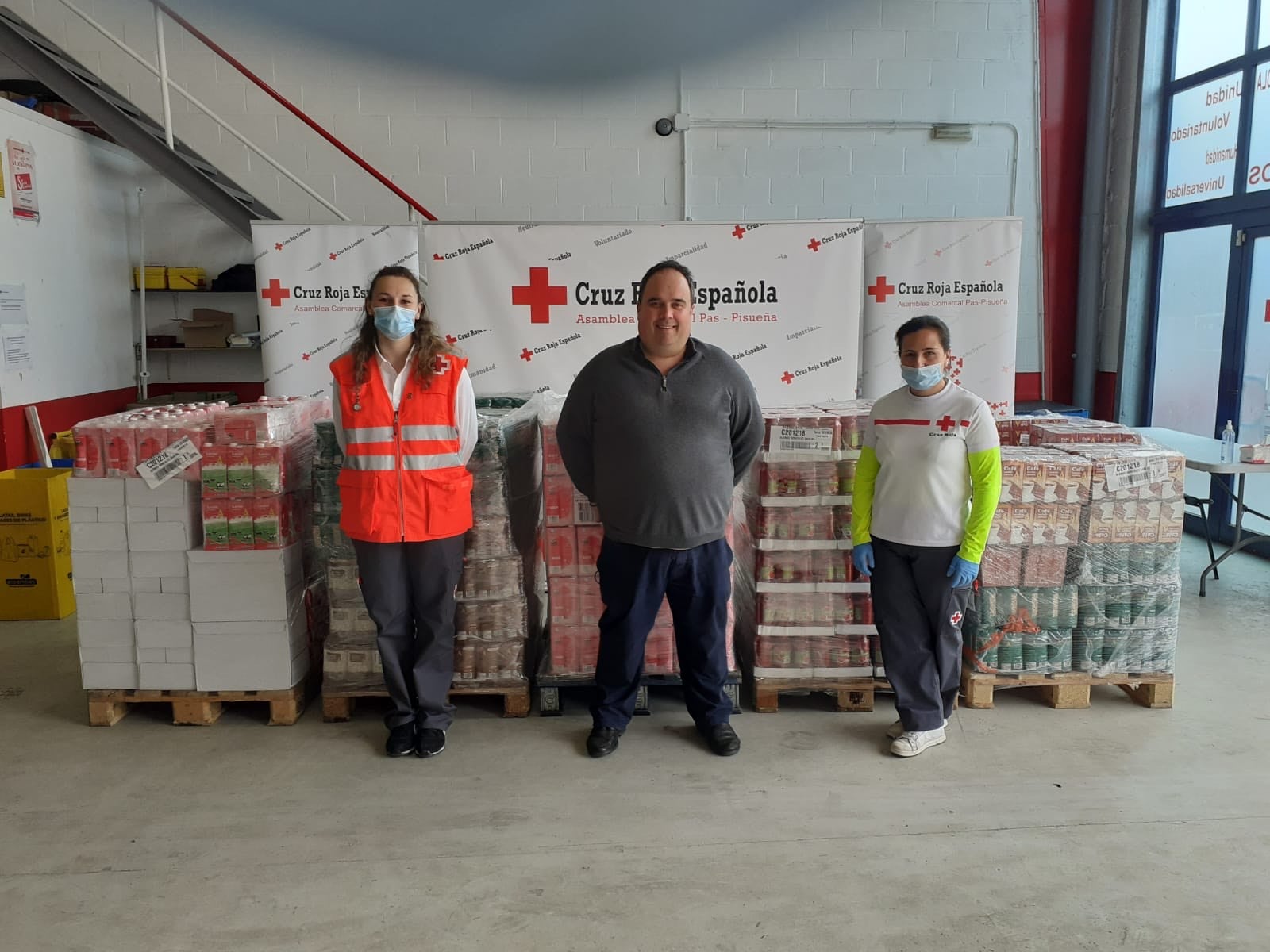 El alcalde de Castañeda, Santiago Mantecón Laso, junto a los voluntarios de Cruz Roja de la comarca Pas-Pisueña.