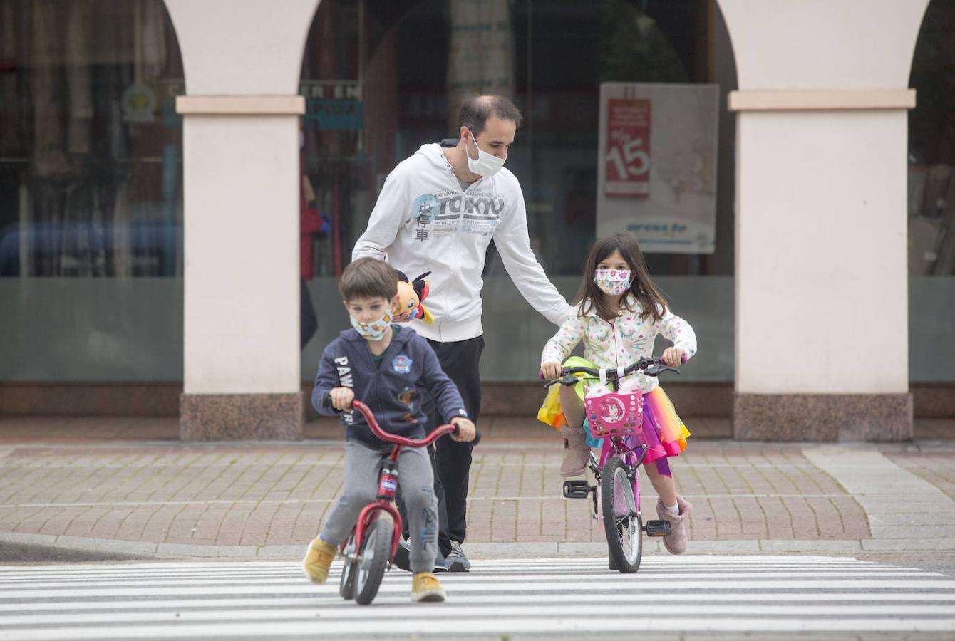 Fotos: Los niños de Cantabria pisan la calle