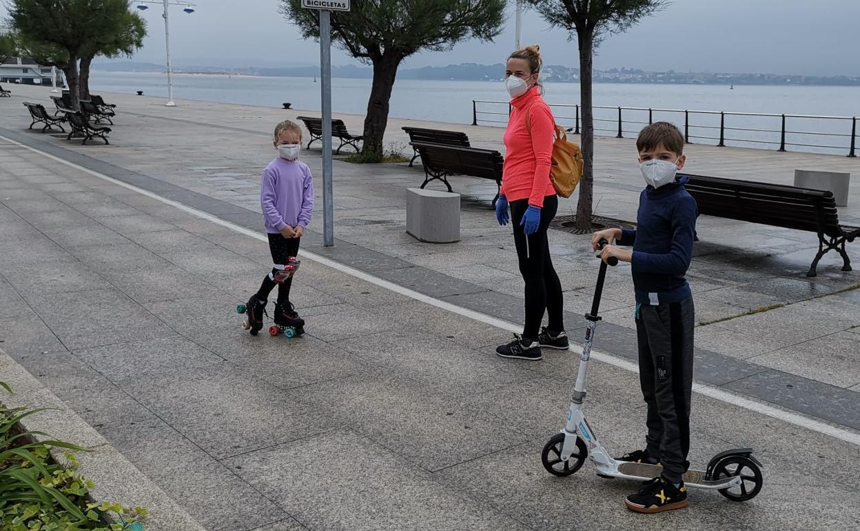 Los niños salen desde hoy una hora a la calle tras 43 días de confinamiento