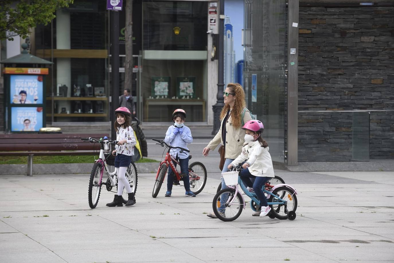 Fotos: Los niños de Cantabria pisan la calle