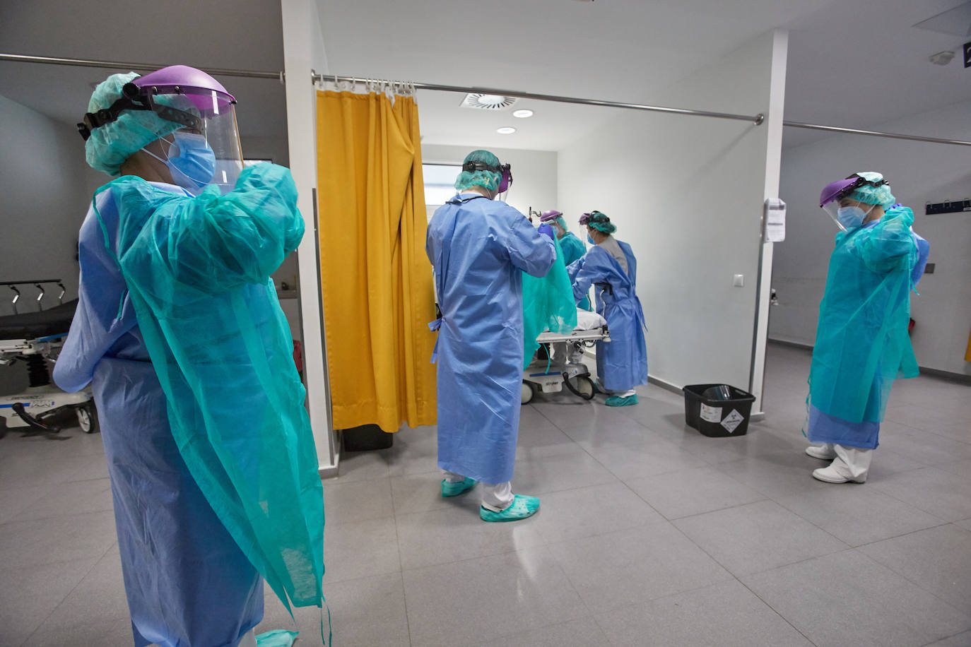 Fotos: Así han trabajado los profesionales sanitarios de Valdecilla contra el coronavirus