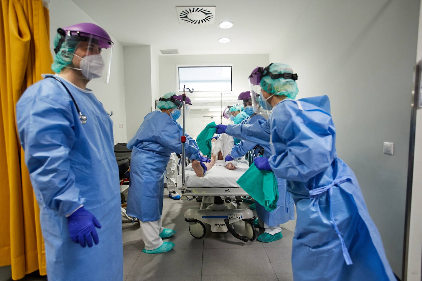 Fotos: Así han trabajado los profesionales sanitarios de Valdecilla contra el coronavirus