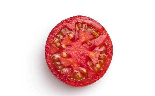 Tomate: Los antioxidantes del tomate te ayudarán a aliviar las ojeras. Para hacer esta mascarilla para ojeras solo tendrás que triturarlo, añadir dos cucharadas de harina y media de limón exprimido. Después mezcla todo hasta que quede una pasta y aplicarla sobre las ojeras 15 minutos y aclara bien la zona con agua tibia. Evita este tratamiento si vas a exponerte al sol o si tienes la piel muy sensible.