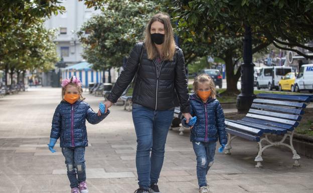 Sheyla (izq.) y Yhasmina, con su madre, en la calle Burgos de Santander.